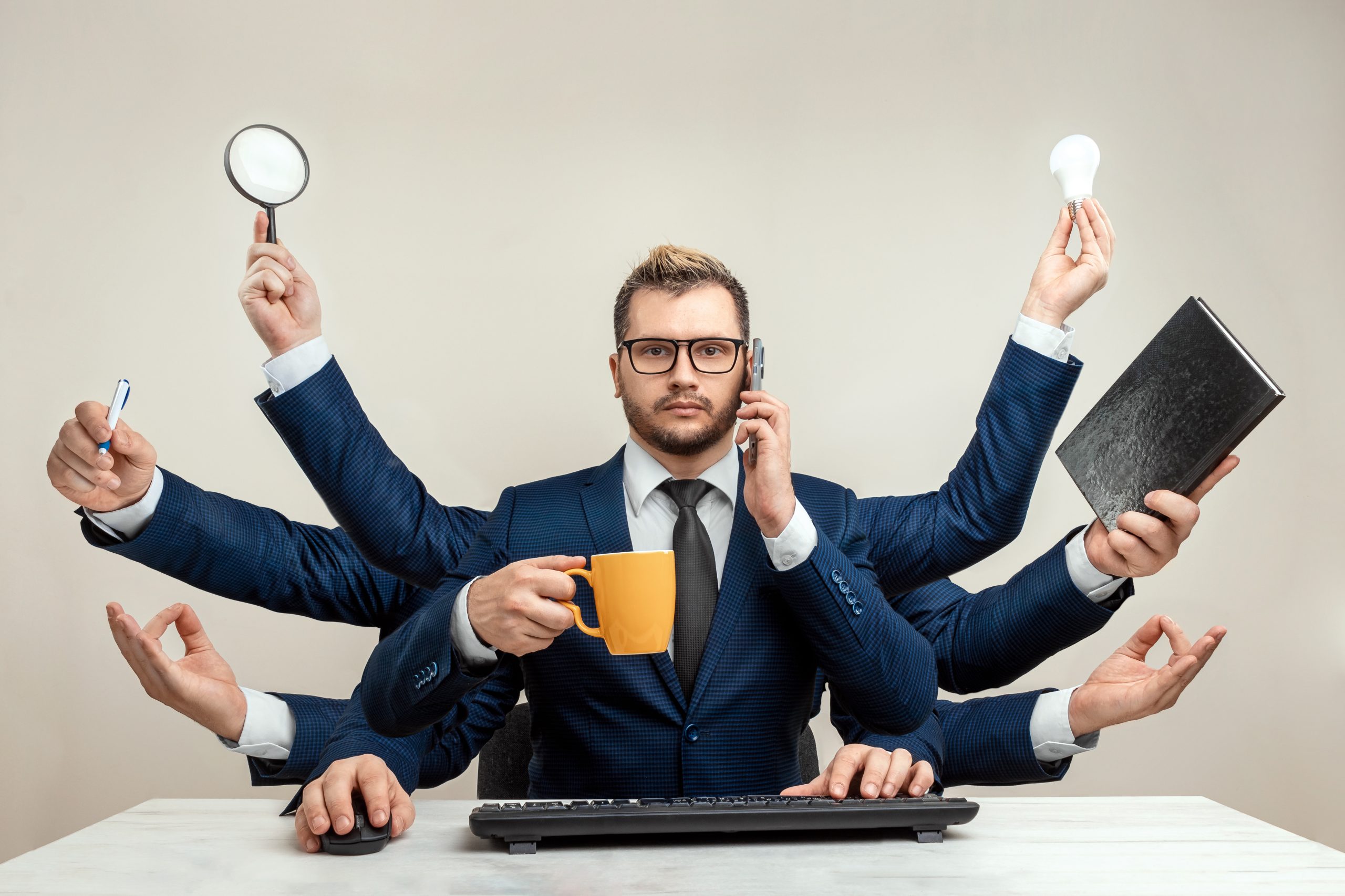El desafío de la multitarea Estudiantes universitarios que trabajan y